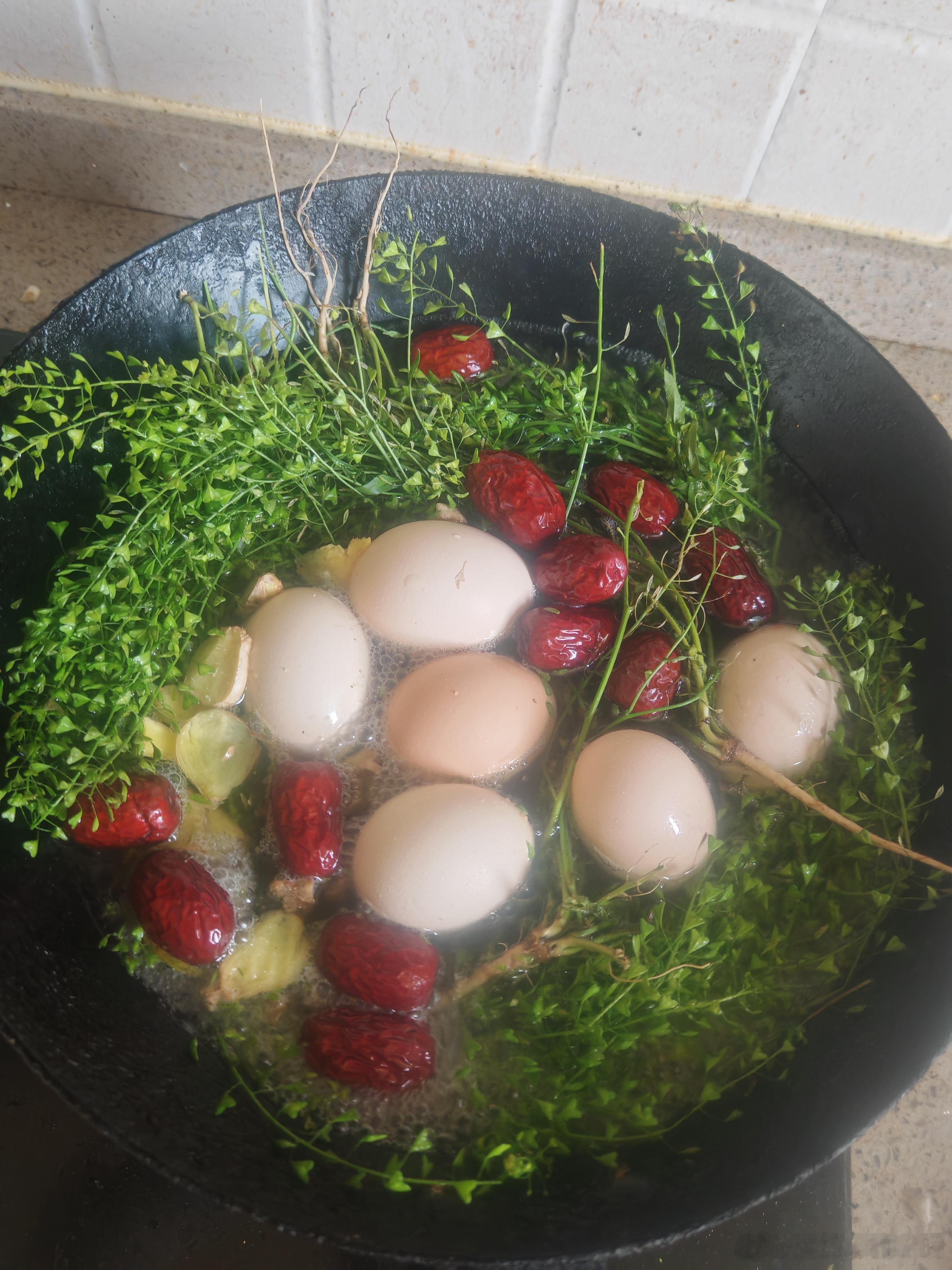 据说三月三这天吃荠菜煮鸡蛋对身体好。 