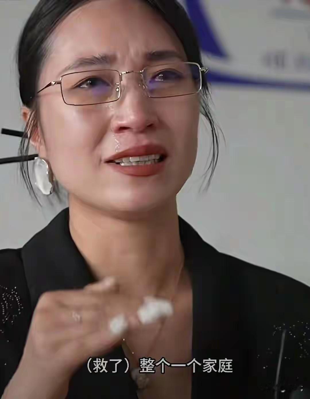 浙江金华龙潭大峡谷，一位38岁的妈妈蹲在崖边给女儿拍照，脚一滑直接从20米高的地