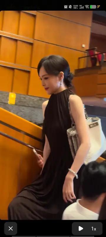 糖被偶遇参加小小糖的幼儿园活动好美好美，太气质了，乍一看还以为是上次蒂芙尼活动礼