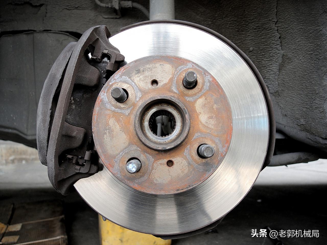 电车比油车更容易刹车失灵这事儿，还真没你想的这么简单。
不管是燃油车还是电动车，