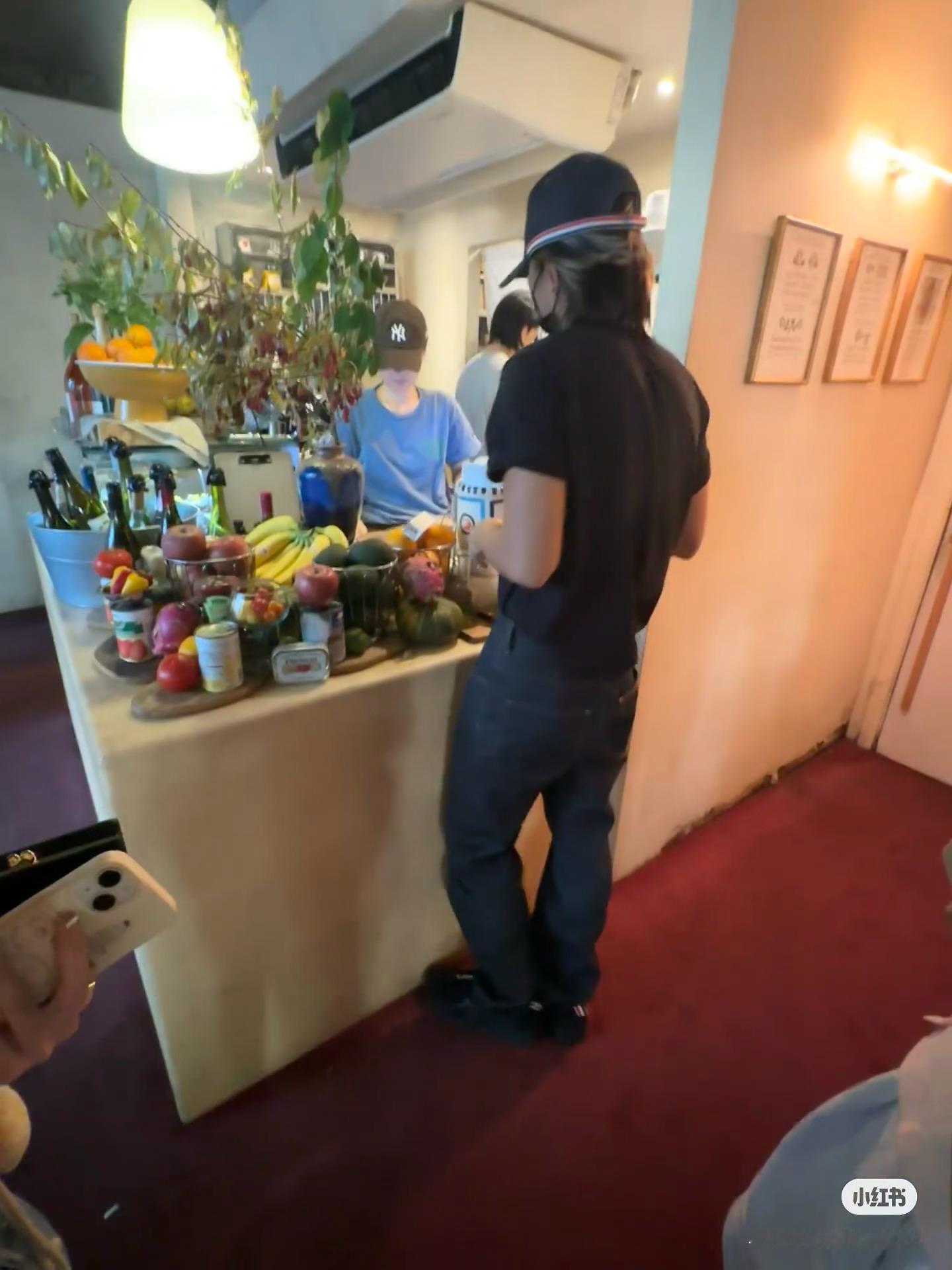 投稿:在韩国🇰🇷偶遇蔡徐坤！！！  呜呜呜今天去狎鸥亭吃饭要点单的时候感觉这