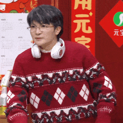 周深辽宁春晚好忙 周深辽宁春晚反差感辽宁春晚年度最佳名场面，周深拄拐唱《大鱼》值