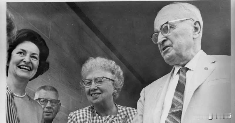 这张照片记录了 1964 年第一夫人林登·约翰逊夫人（Lady Bird Joh