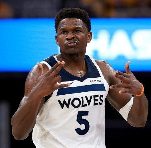 有一说一，今日米切尔和爱德华兹根本不在一个级别！！
爱德华兹：今日出战37分钟，