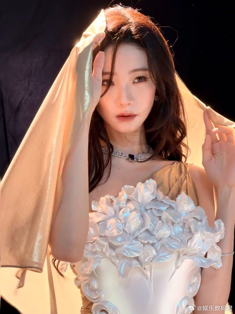 张艺凡从油画里走出的神女张艺凡神女爱世人 张艺凡这组造型真的绝了，妥妥的油画神女