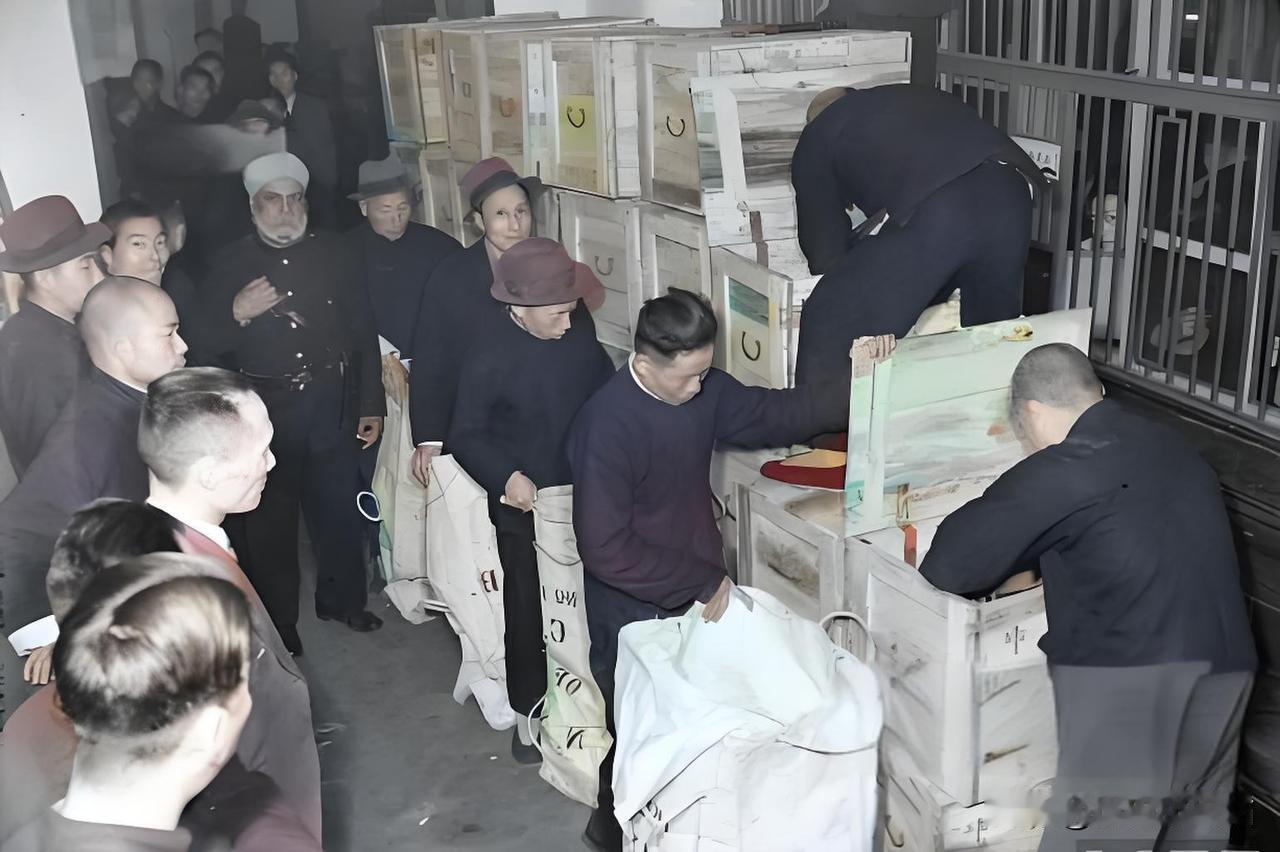 1948年10月6日，上海滩的金圆券遭遇贬值风暴，市民们无奈地只能用麻袋来装载自