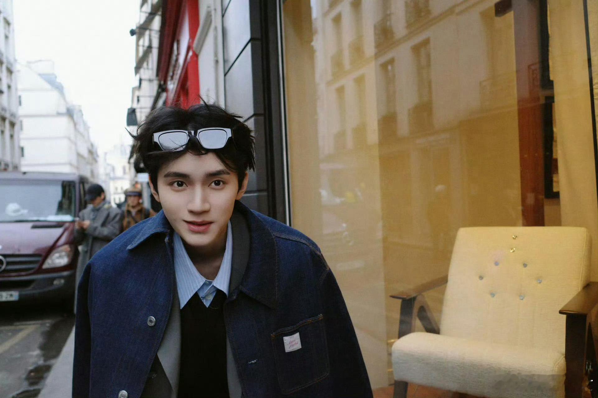 周翊然 大背头现偶男主 周翊然凭一个大背头，直接重新定义现偶男主时尚标准！巴黎晨