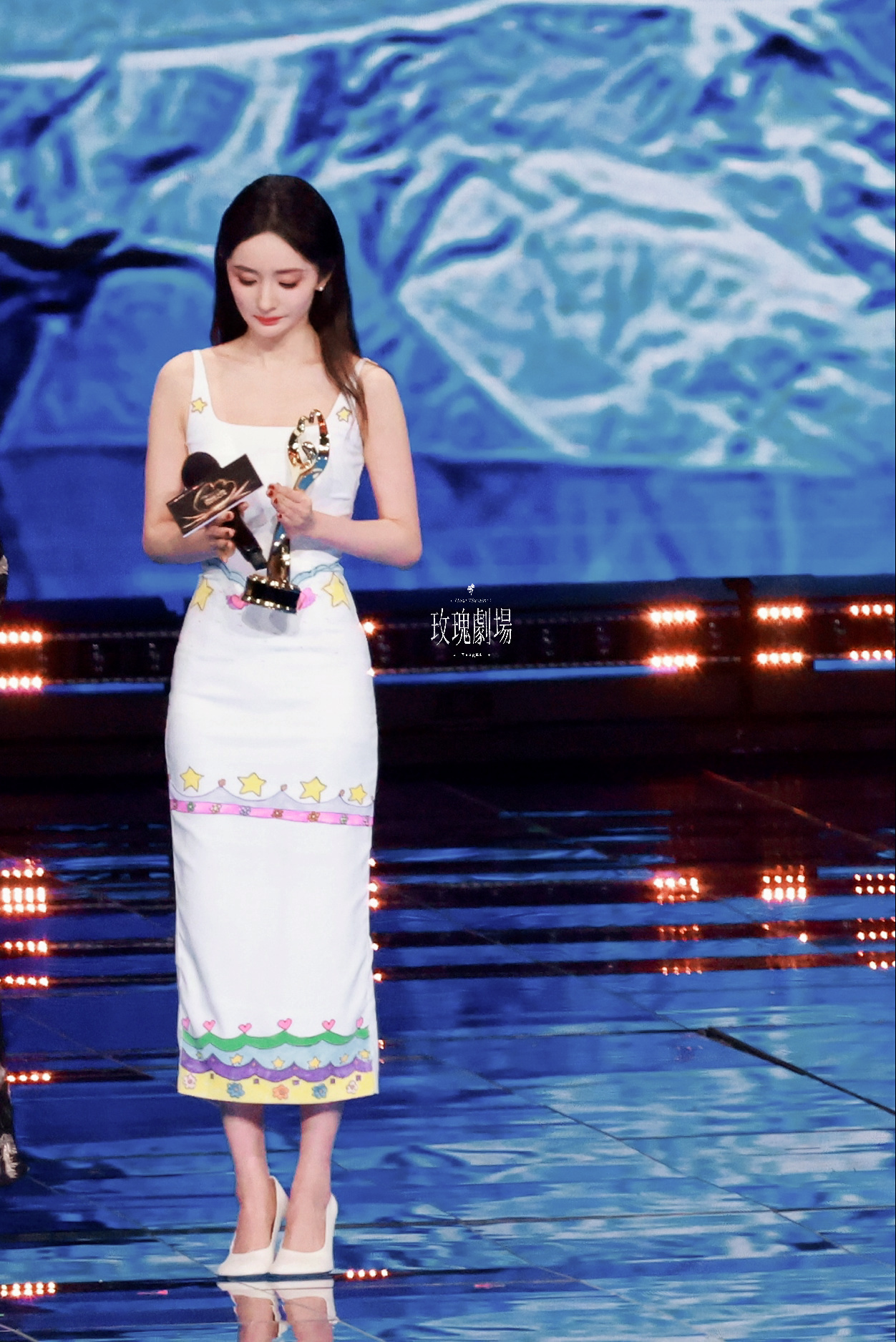 尼格买提被杨幂人气震惊到了记得我很小的时候，幂就已经是顶流了这么多年过去她还那么