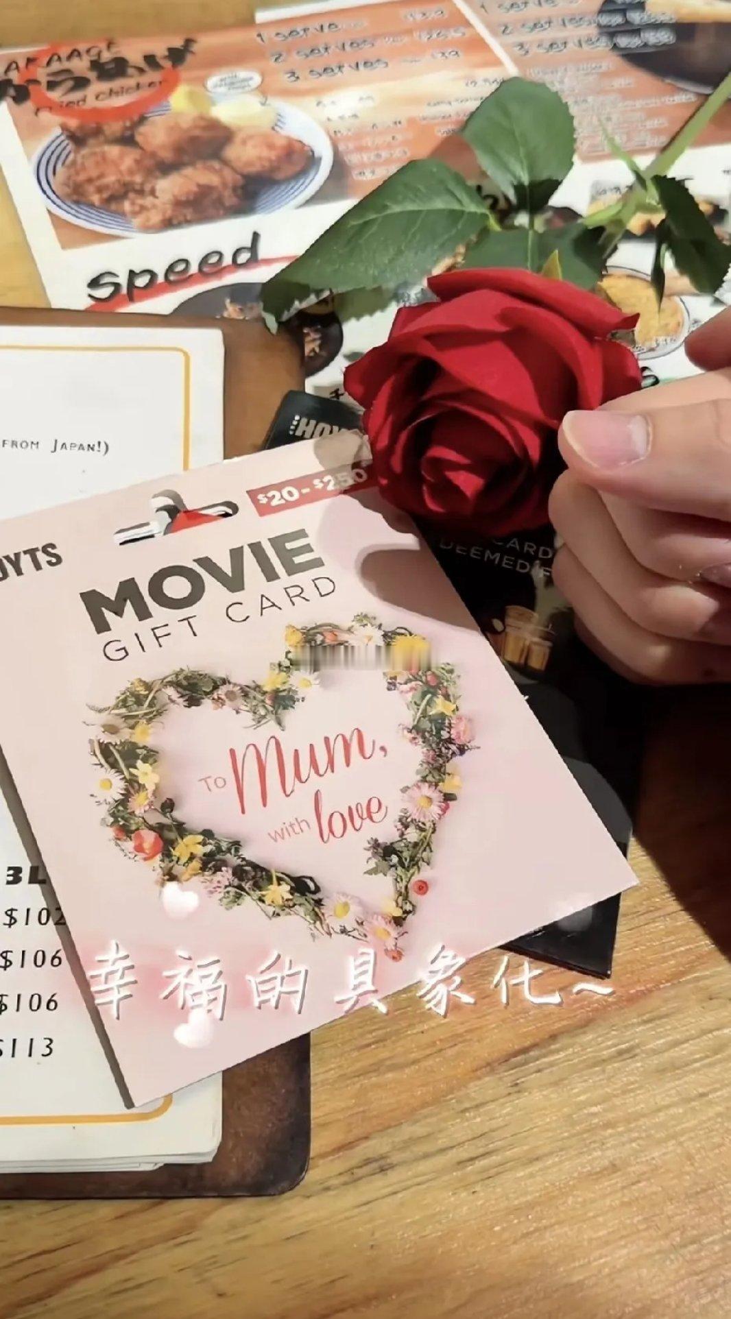 Lucas真是个暖男，陪妈妈张柏芝一起过情人节，当天不仅送红色玫瑰花和亲手制作的