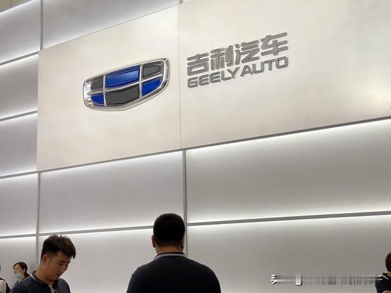 全球销量前十电动汽车8款来自中国 太牛了！外媒报道到2025年末，全球销量前十的