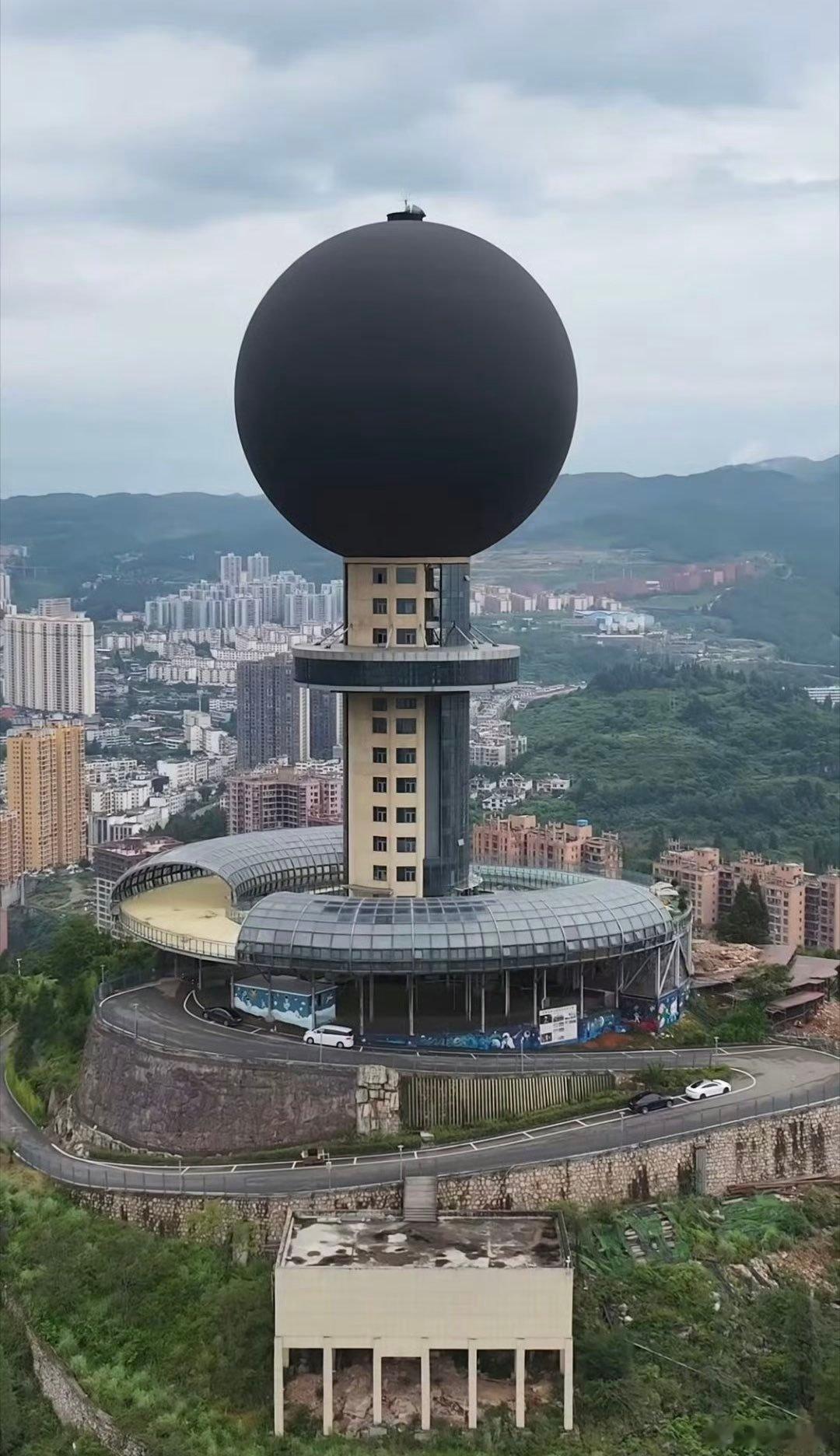 这是哪的地标性建筑，简直丑到惊人！听说光那个黑色的球就耗资8000多万。 