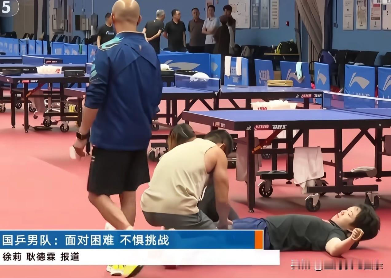 王楚钦不仅在闲暇时刻盘串，痛苦转移也靠盘串啊。
体能老师给他做筋膜刀的时候，他就