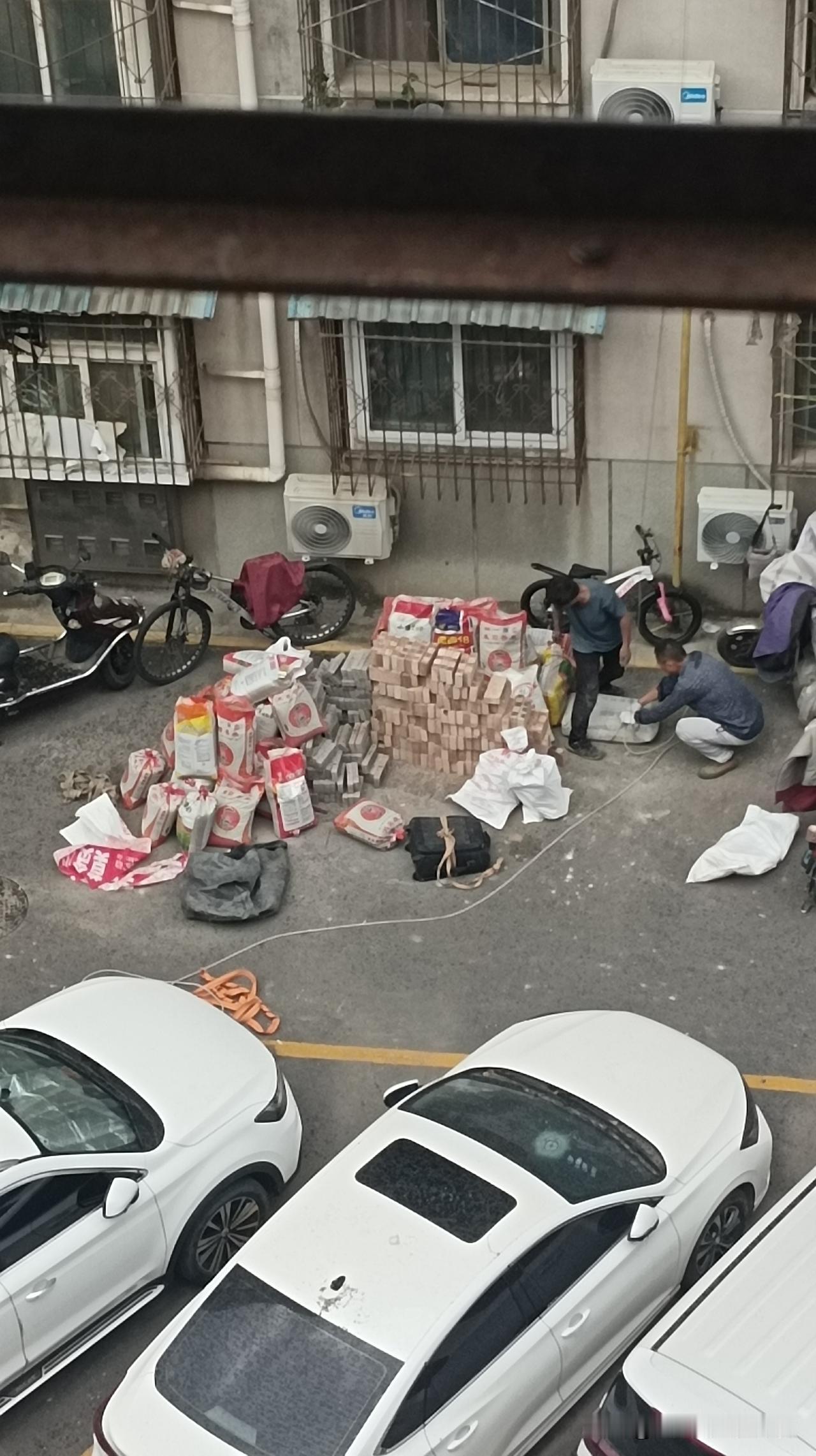 老旧小区改造的主体，一般很少是原住户，多半是接手的二三手新晋城市人群，老旧小区的