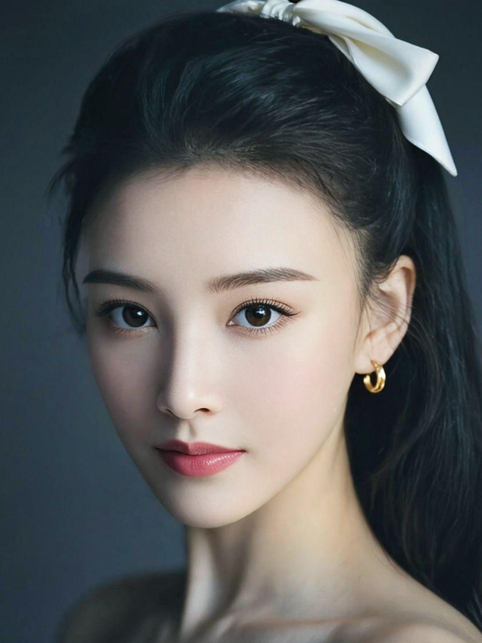 越来越憔悴 是为了谁
莫名的心碎 错过了谁
撕碎了防备 流过的泪
无力的挣扎 教