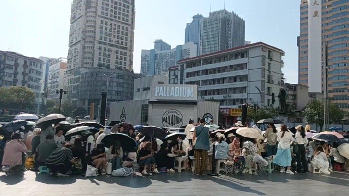 檀健次今日线下活动，粉丝很早就在等了。 ​​​