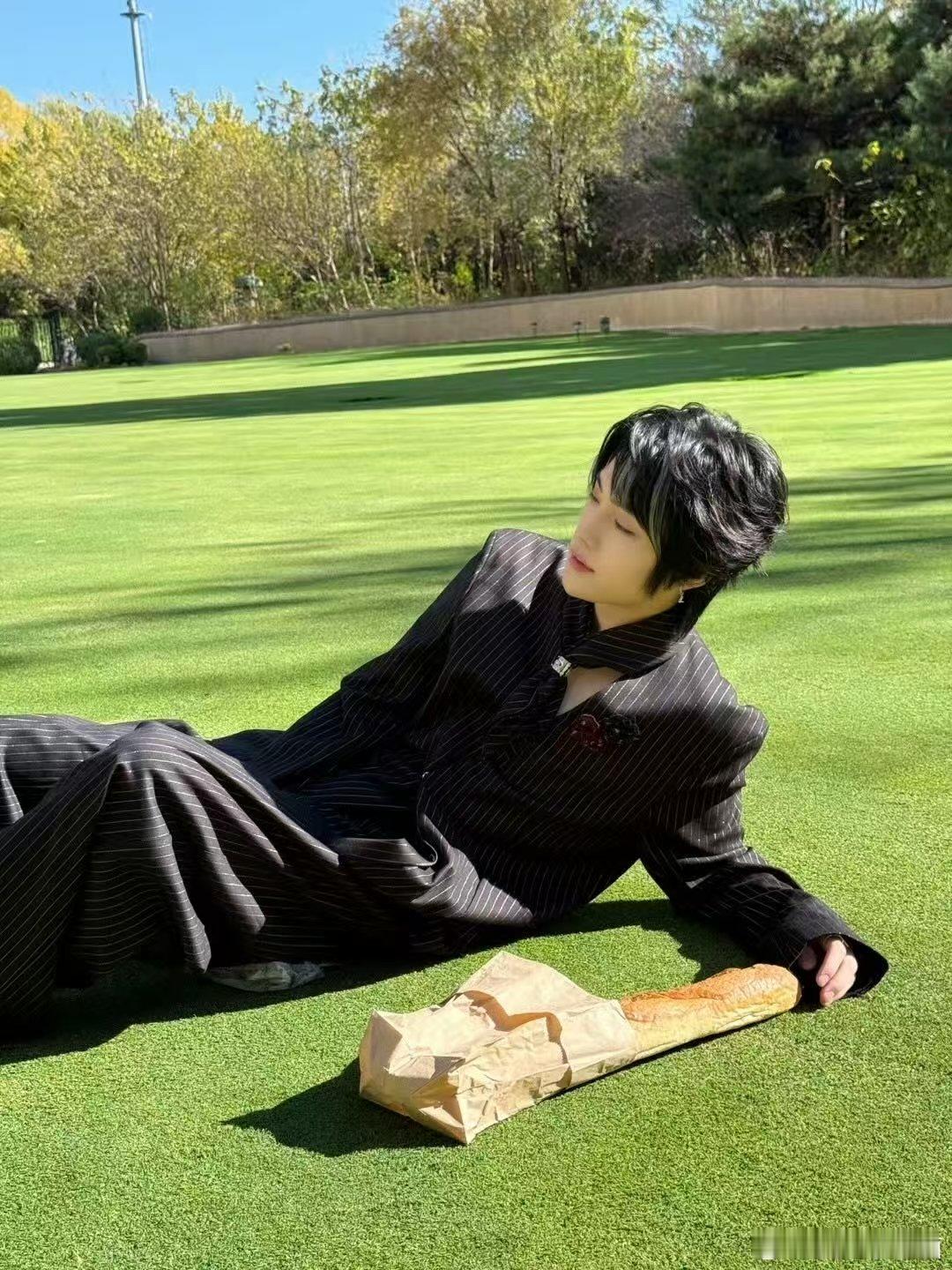 黑是利落气场，白是清透少年感，黑白反差look，画出了独属于他的风格画卷～ 