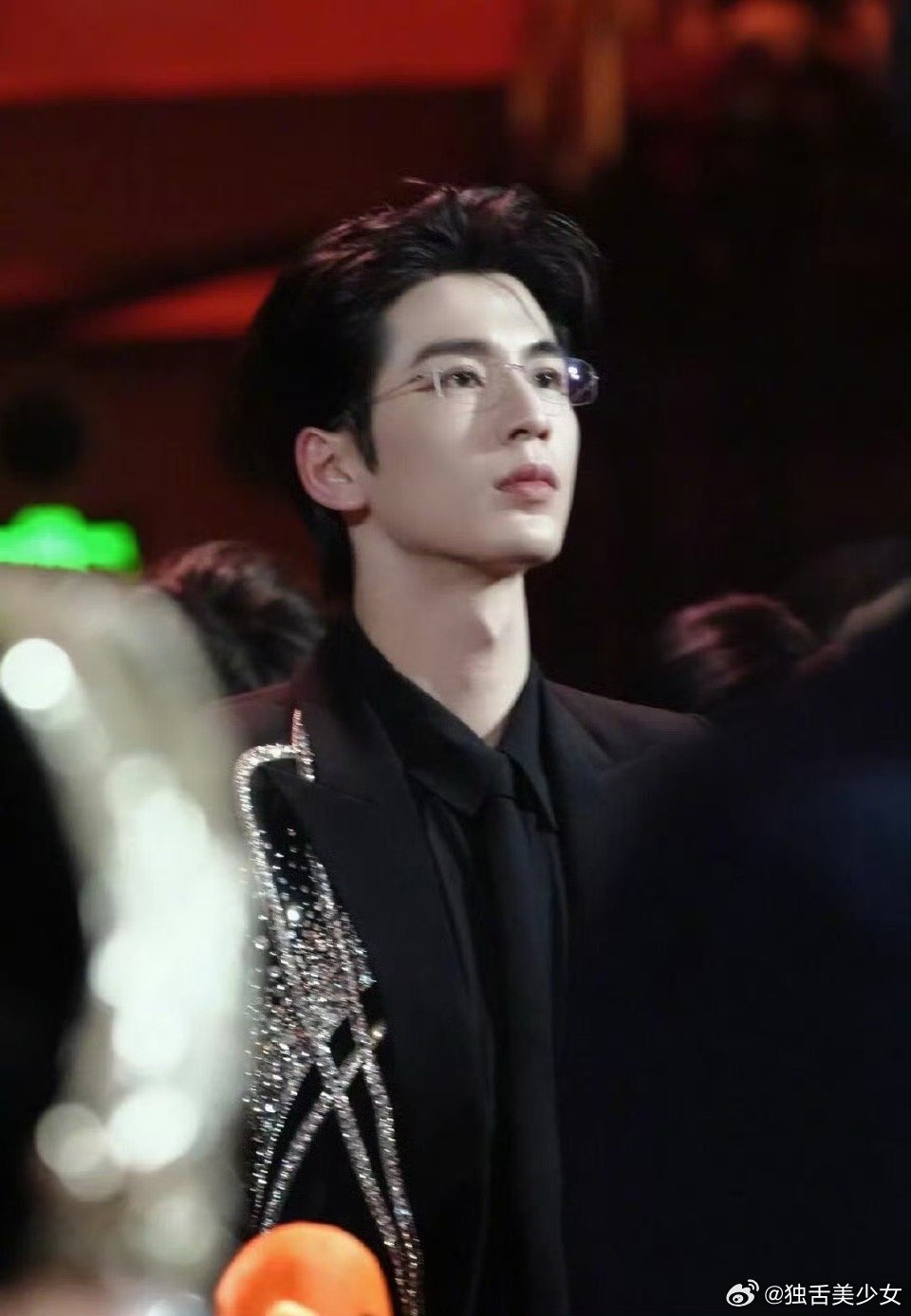 张凌赫满眼都是对自己的肯定 不被外界噪音左右，只专注脚下的路。张凌赫的肯定，藏在