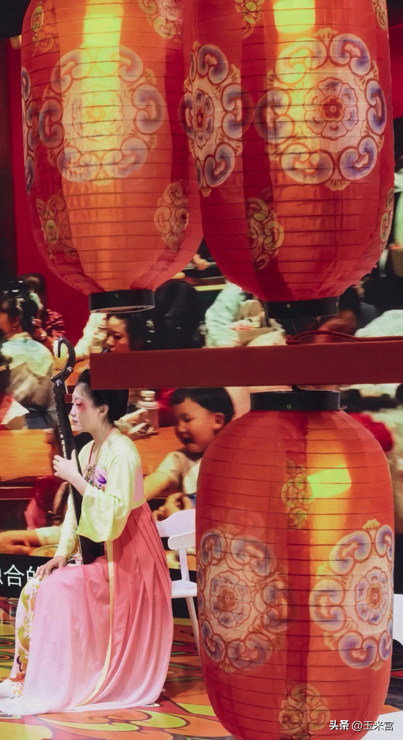 一秒钟穿越汉唐，偶遇在灯笼里，会弹琵芭的“长安仙子”。