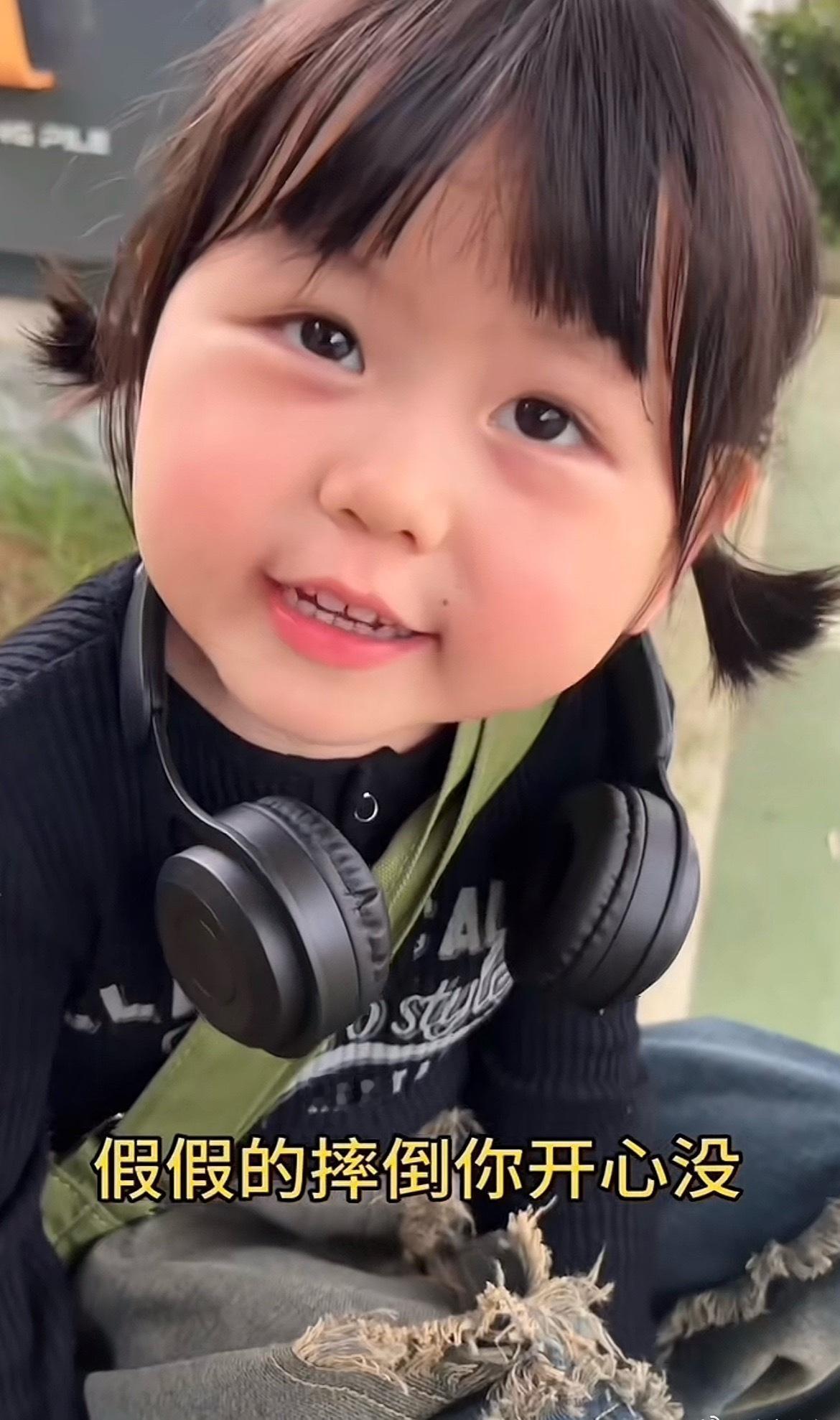 用孩子博眼球固然有错，但是小孩子有什么错呢[笑] ​​​