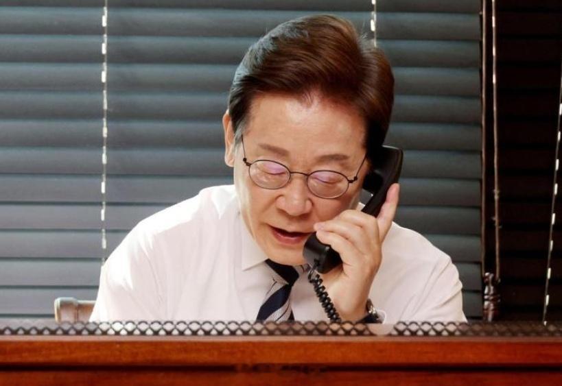 李在明，男，60岁，思密达总统，2025年第一次在东北亚打电话搏击！2025年6