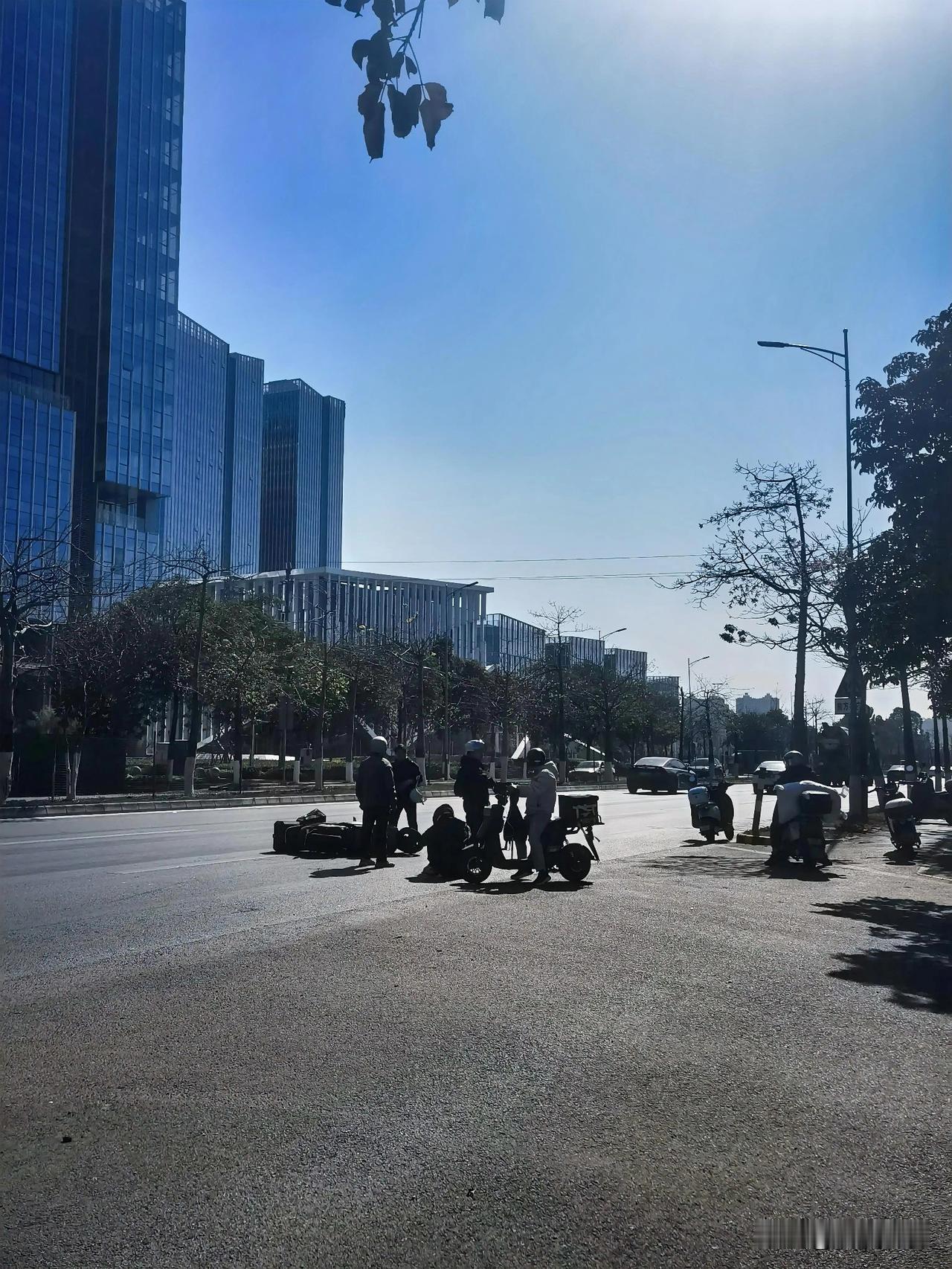 今天在路上目睹了惊险一幕，三台电动自行车连环相撞。现场有一台电动自行车后尾箱都被