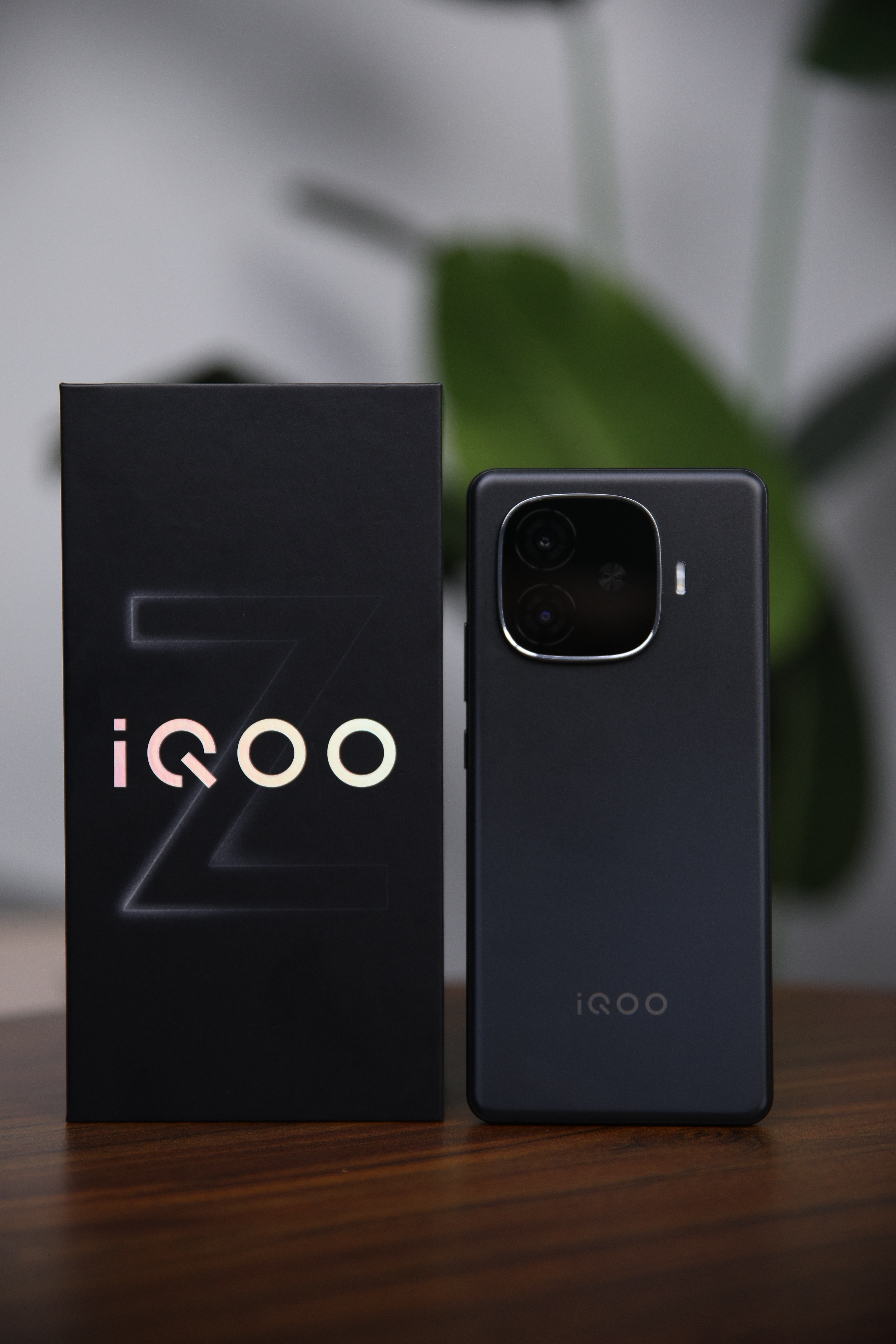 iQOO Z9 Turbo+ 曜夜黑配色图赏来了，这次的这个外壳有点小心思的，外