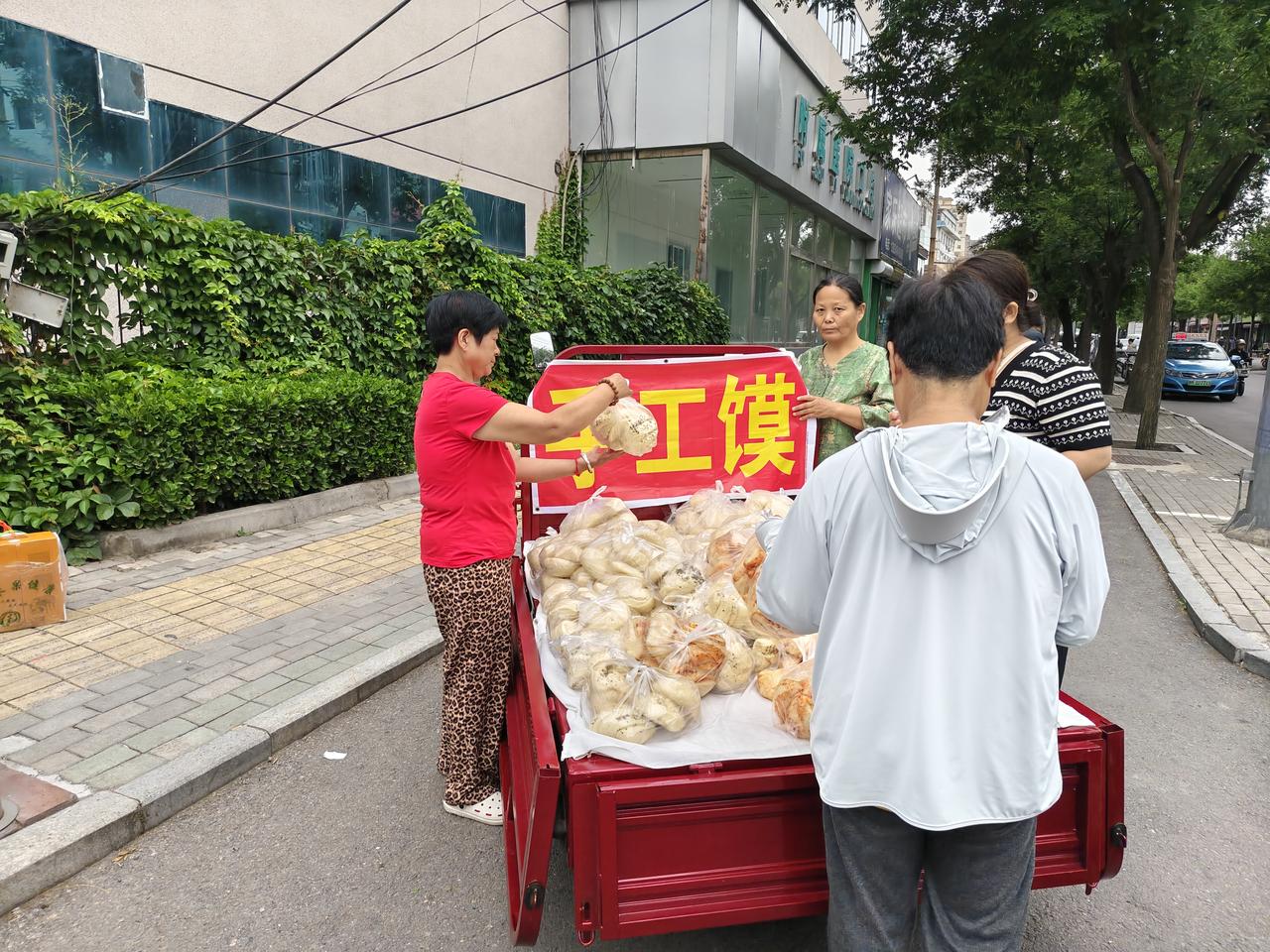 瞧，在运城盐湖西花园门口斜对面，一个中年妇女用三轮拉着一车手工馍在卖，5元一袋。