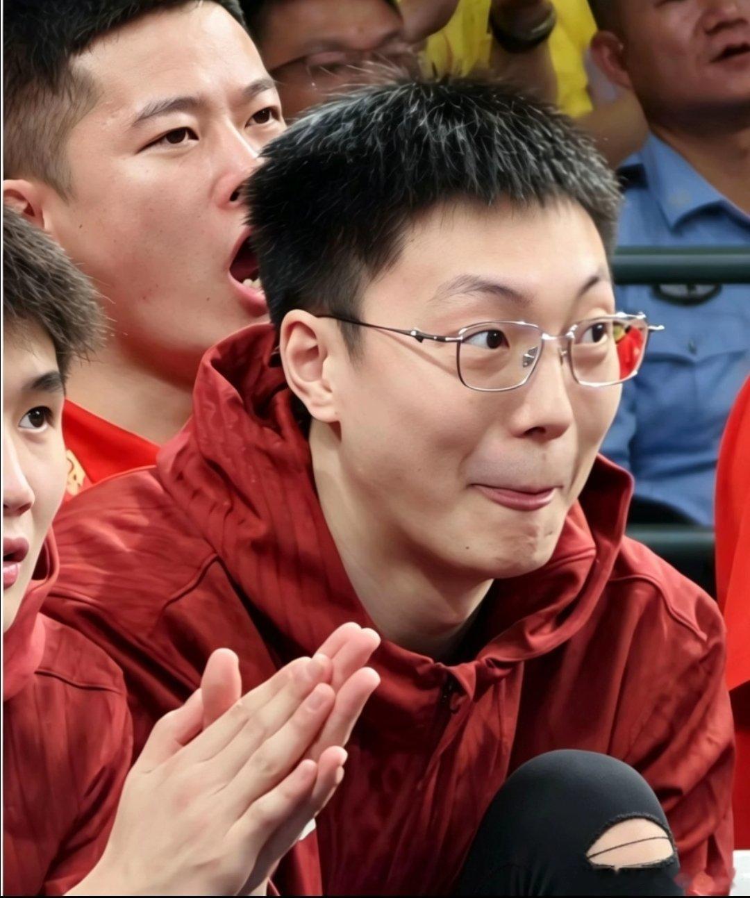 这giegie的小奶狗的卖萌的模样，那怪广东大水缸这么喜欢哈。cba胡明轩