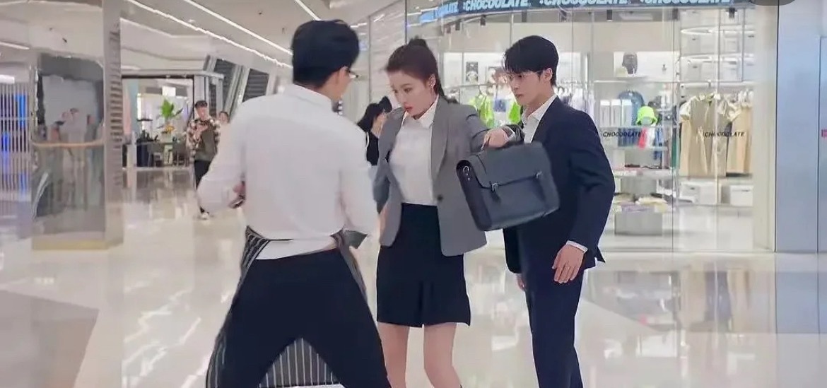 谁家男主仰拍还这么矮…导演你看看这是什么拍摄手法啊… 