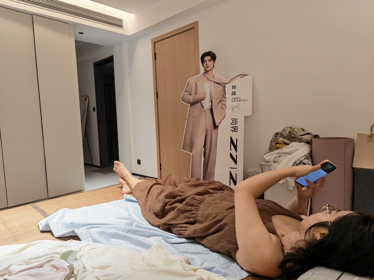 疯了，我老婆真疯了，她把今儿提尚界Z7T时带回来的“肖战”放在床尾[酷拽]

她