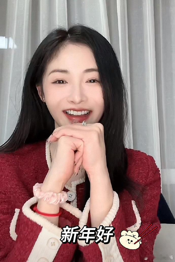 周洁琼包子头赛博阮妹造型  不是啊，也没跟我说周洁琼会弹阮啊，之前知道会弹琵琶，