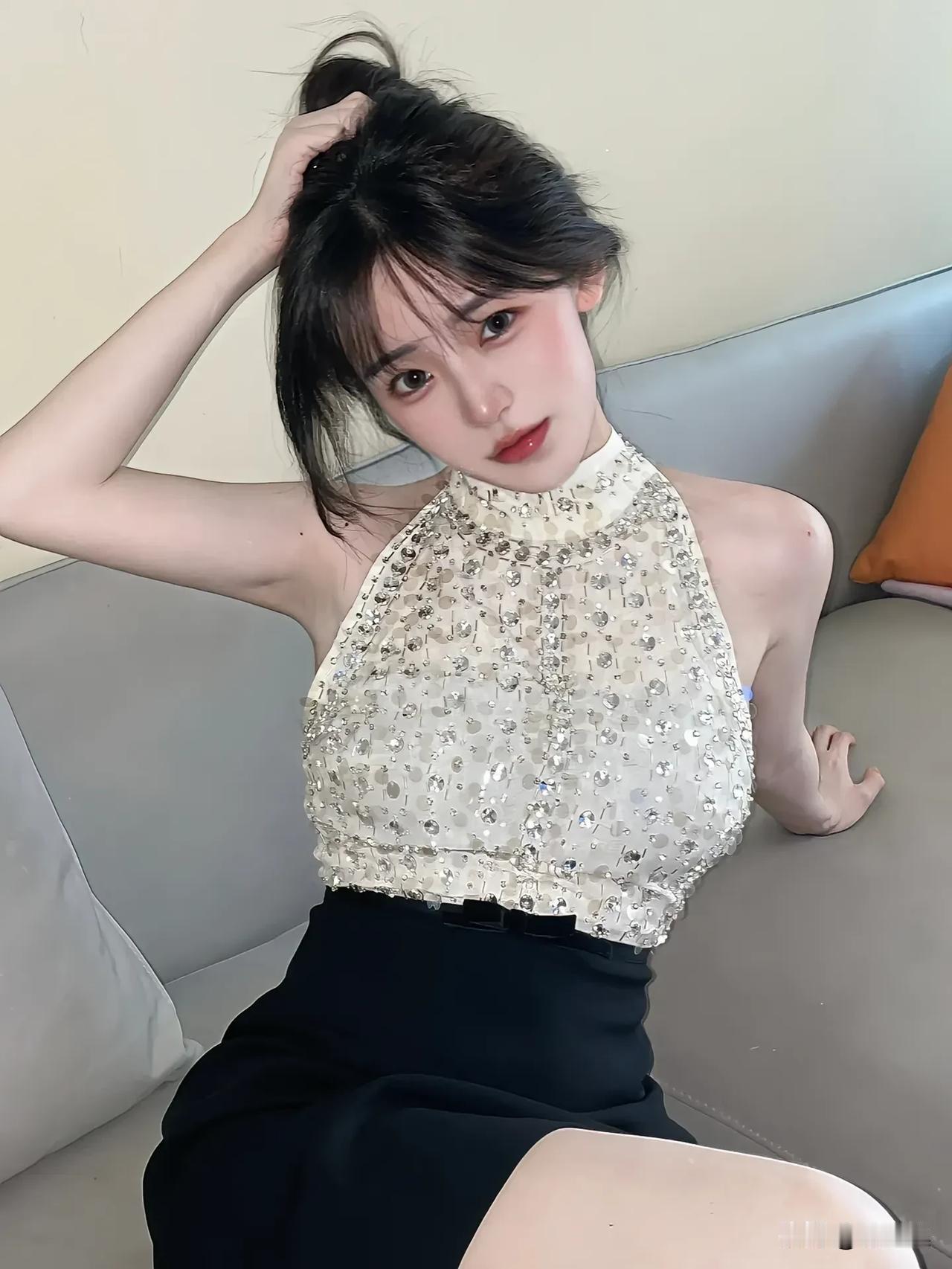 ✨闪亮少女风✨ 水晶装饰的吊带裙，搭配黑色高腰裤，尽显优雅与时尚！💖👗👠