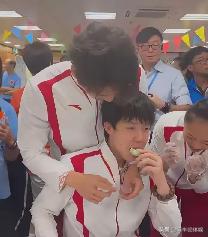 [流泪]你敢信吗？有人被迫吃月饼吃到撑！?? 这听起来像是哪个搞笑综艺的剧情，但