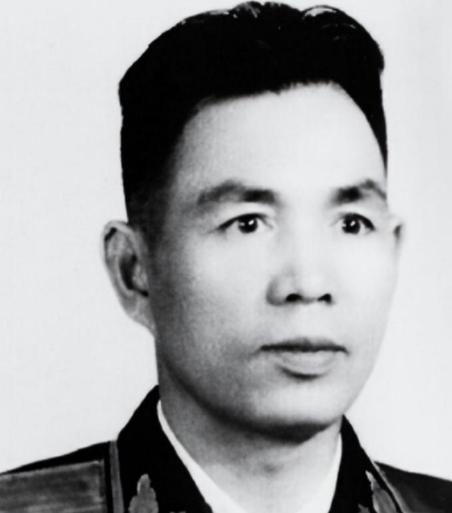 1999年，开国少将丁盛逝世。上级规定追悼会上，不准称他为“同志”、“老红军”和