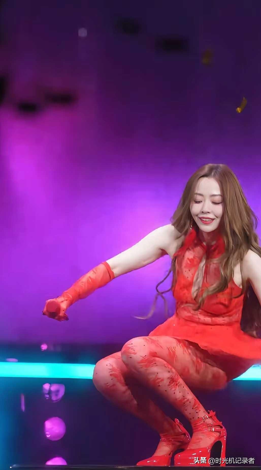 张靓颖这是什么风格，大红色连衣裙，看起来真的不适合她的年龄，好像复古一样。
张靓