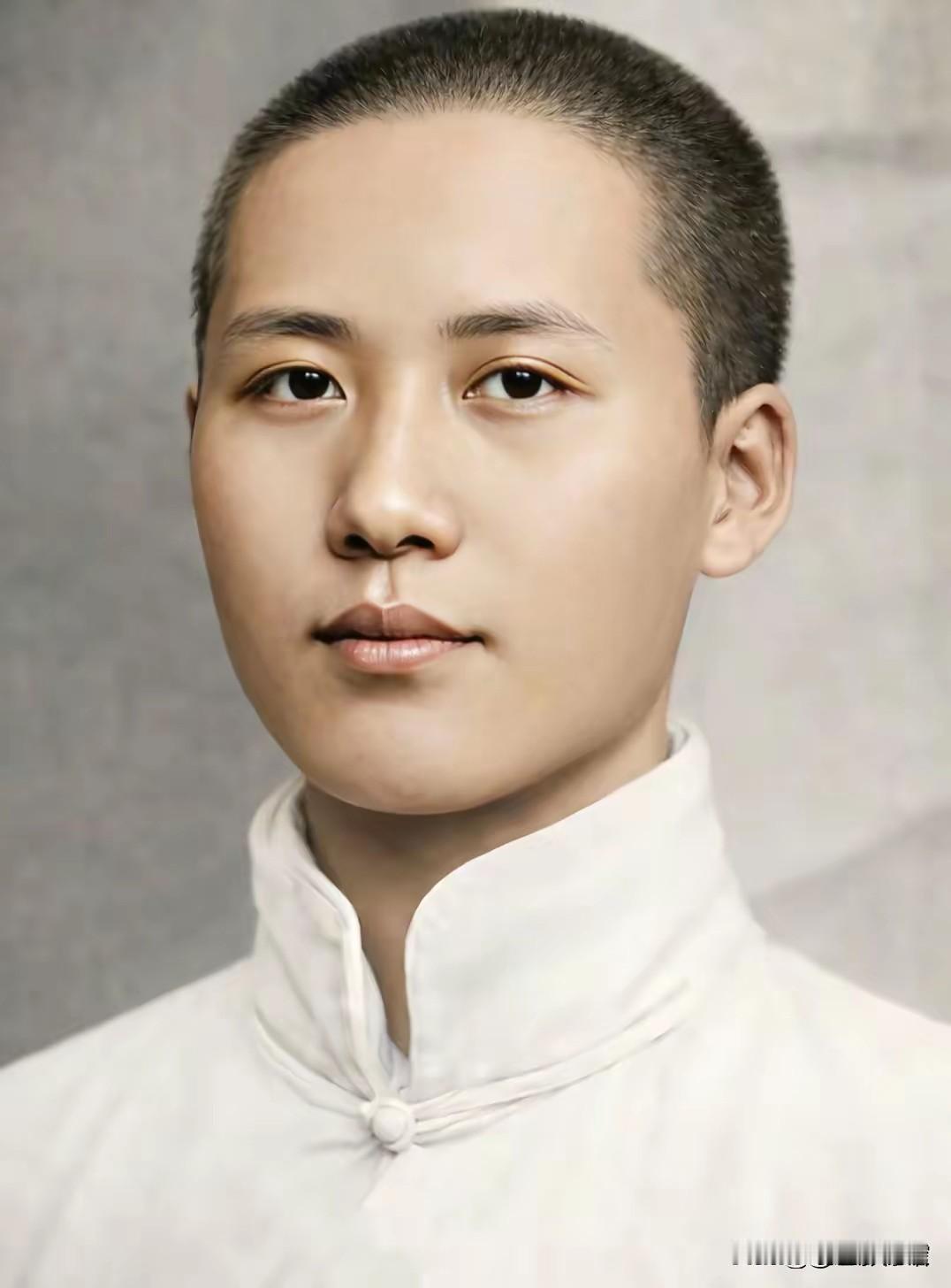 一套九张珍贵老照片，完整记录伟人从青涩少年成长为革命领袖的完整人生轨迹，翻看完心