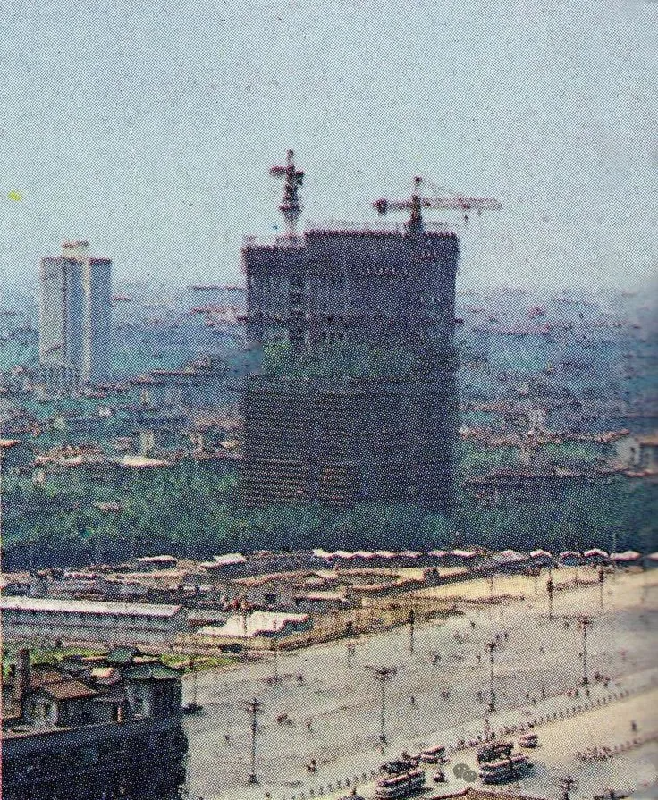 约 1985 年建设中的上海电信大楼