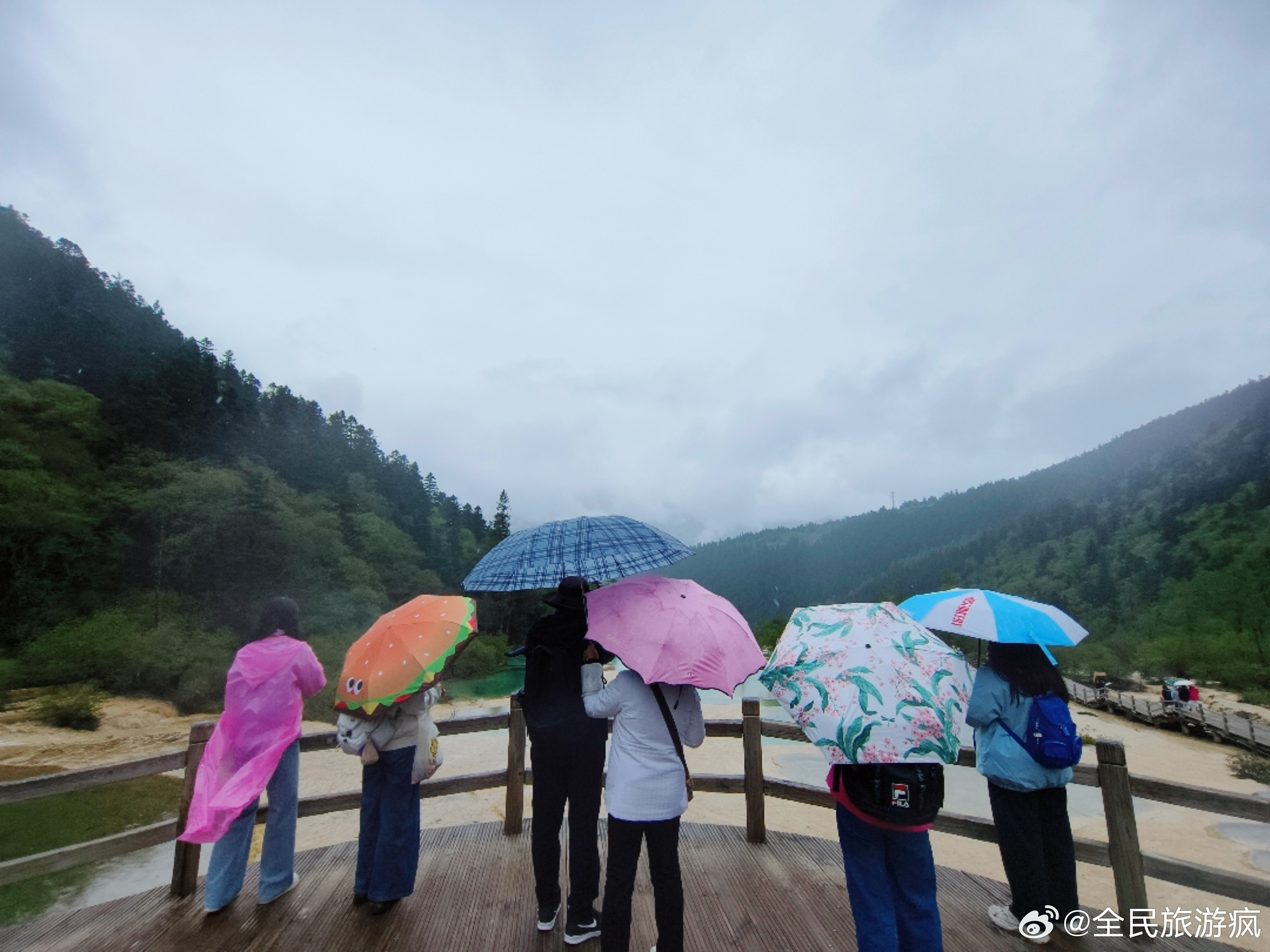远离喧嚣，在瑶池边找回自己 黄龙一步一瑶池 现代生活节奏太快，快到忘了如何安静地