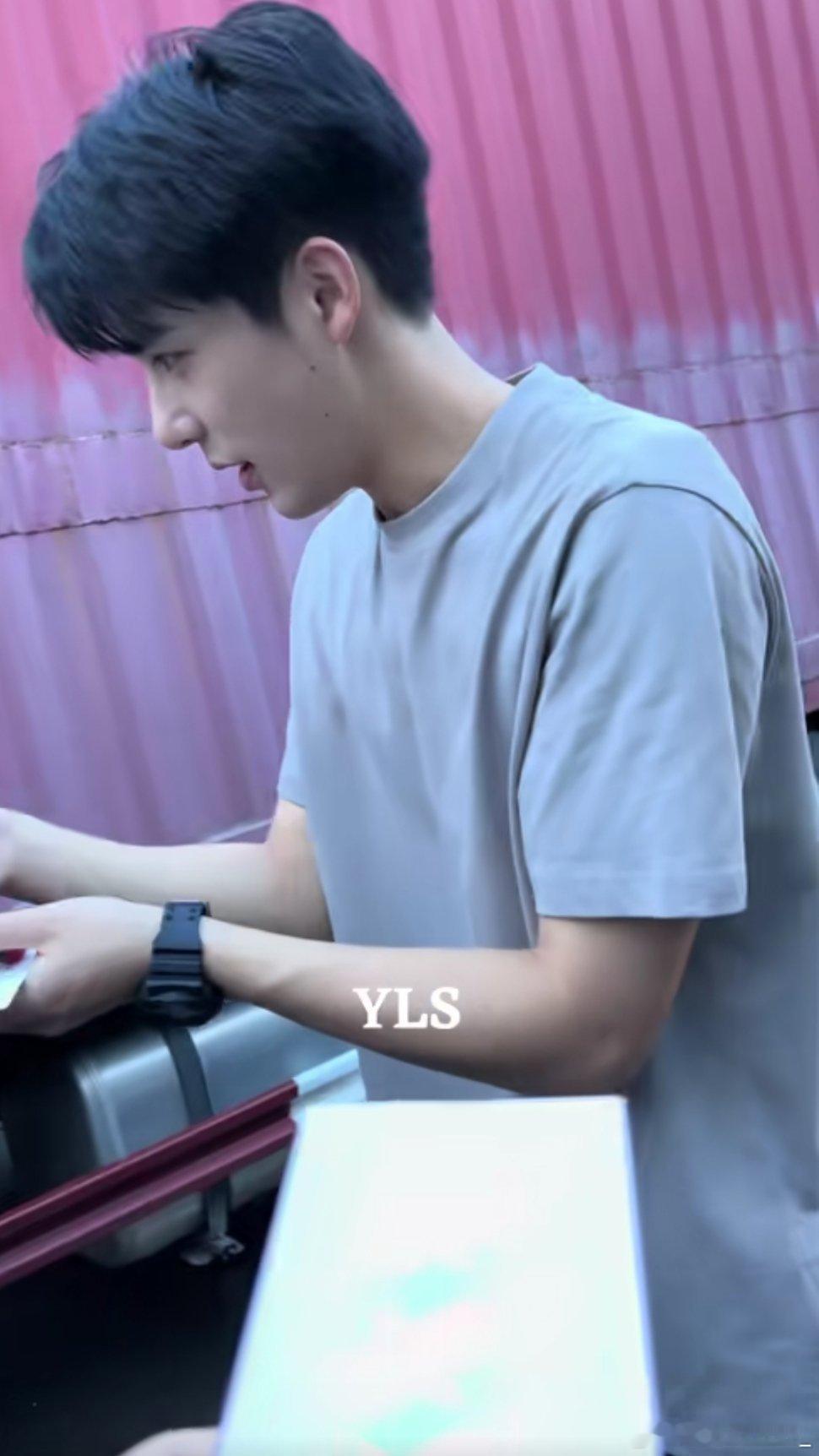 #王安宇[超话]# 事事有回应，贴心周到，而且情绪稳定的王安宇一枚！我都不敢想他