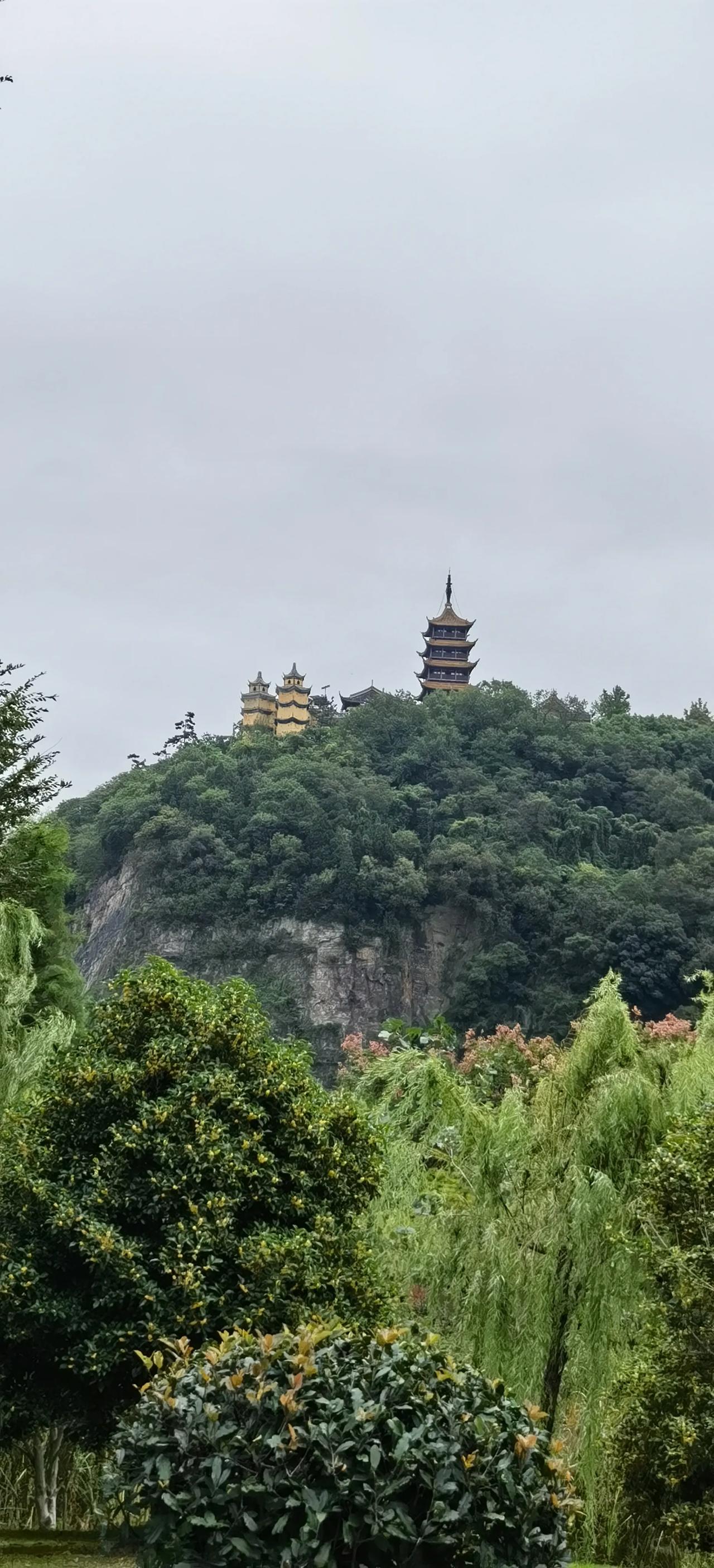 今天是个好日子啊！

早晨虽然下了点小雨，但是没有太阳，适合出门，登山。

坐着