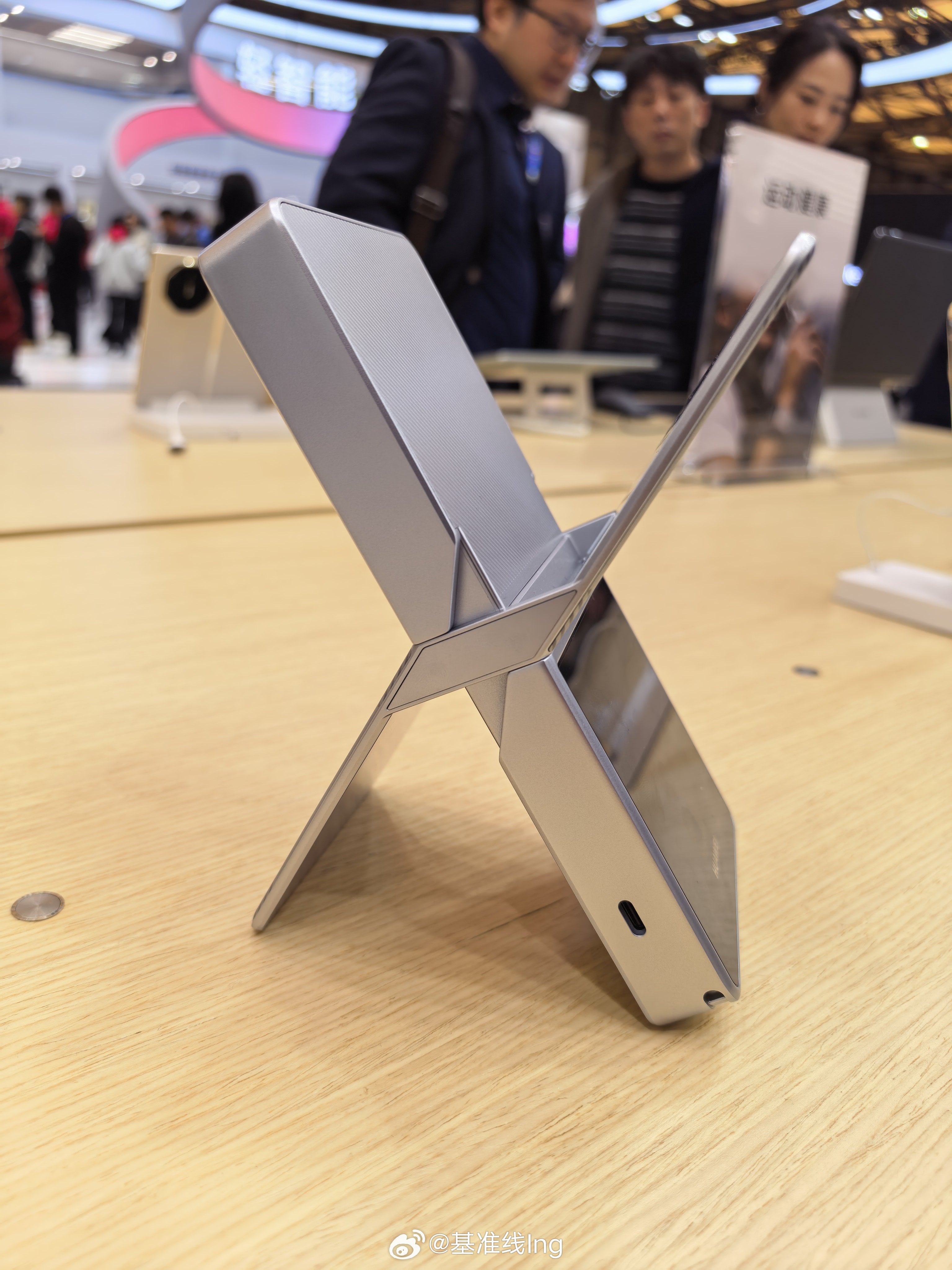 看了新出的随行 WiFi，可以说华为又一次拉高了一个产品的上线。虽然主打的是户外