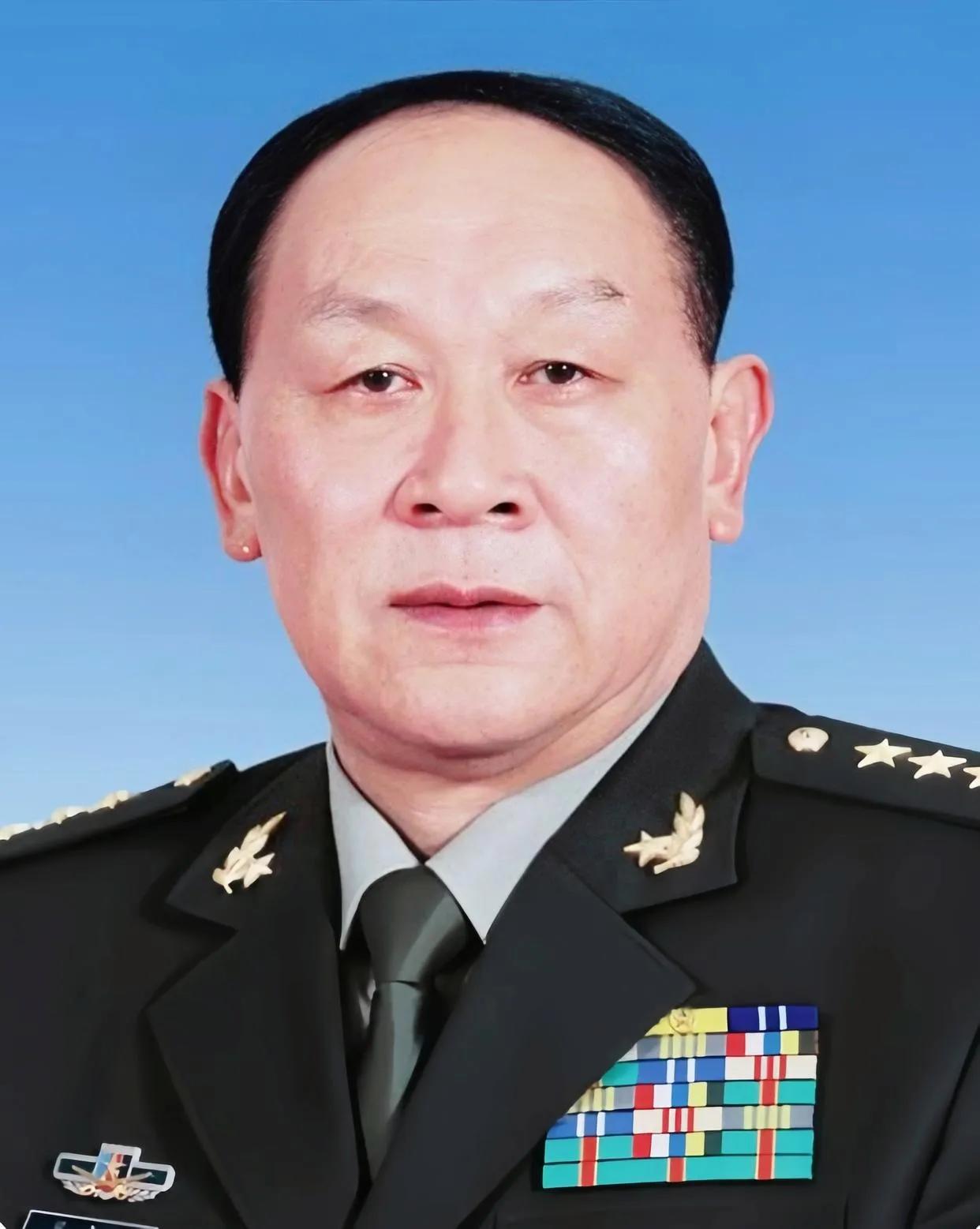 前国防部部长梁光烈上将，他是国外公认的军方“鹰派”代表。
梁光烈上将是四川三台人