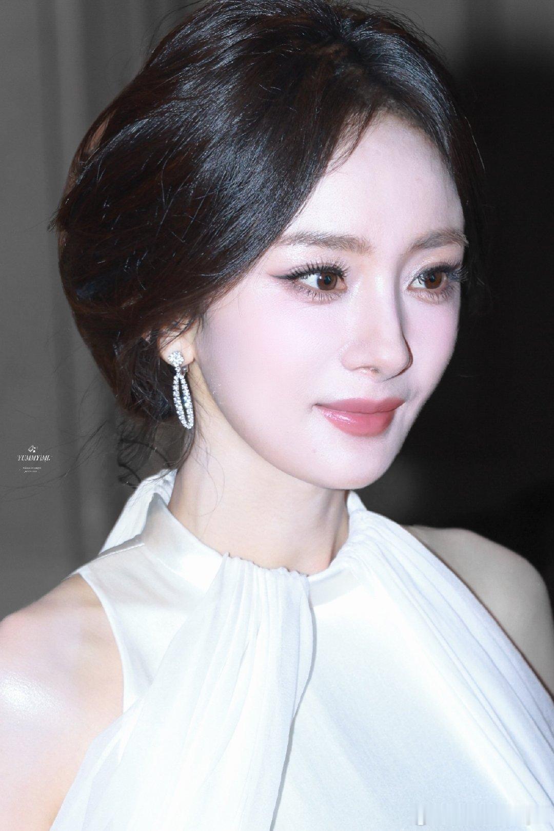杨幂杨幂ym杨幂宁绣绣 如果有些人平白无故的从你生活中消失了，那么就由他们去吧，