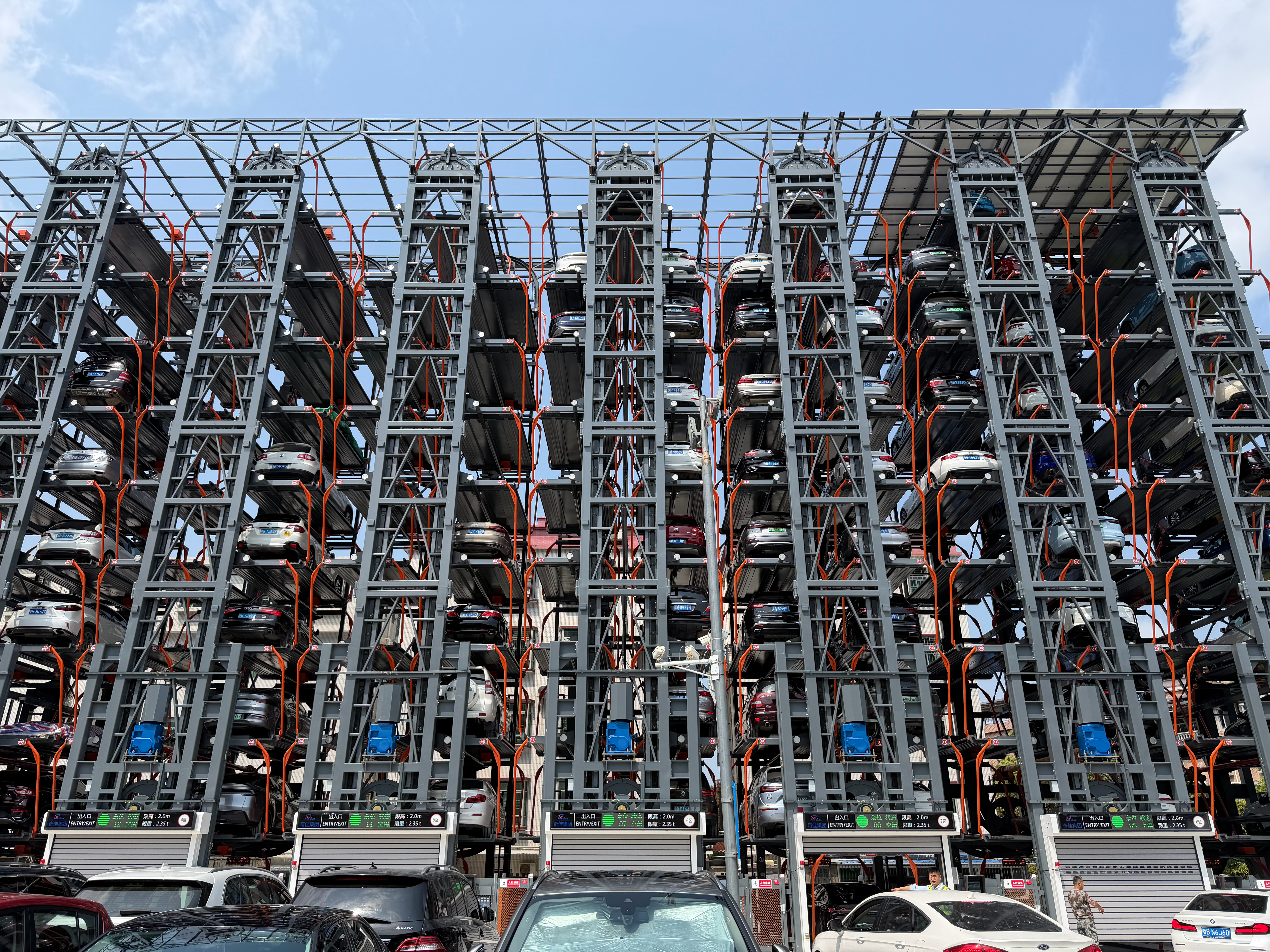 我承认我格局小了，这玩意儿建在景区，很受欢迎，看了下，车位拉宽了，比建在地下那种