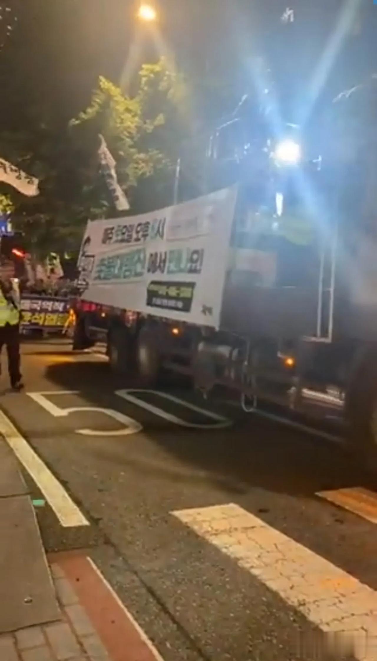 突发消息:日本的核污水让韩国人陷入了绝境！
9月6日晚间，韩国民众再次组织抗议游