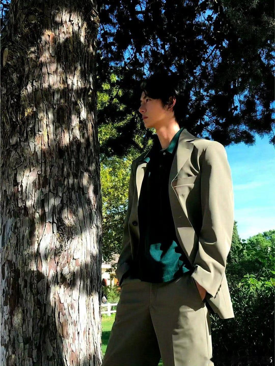 王一博[超话]王一博在巴黎过上日子了 王一博在巴黎开启悠闲模式啦！ ​​​