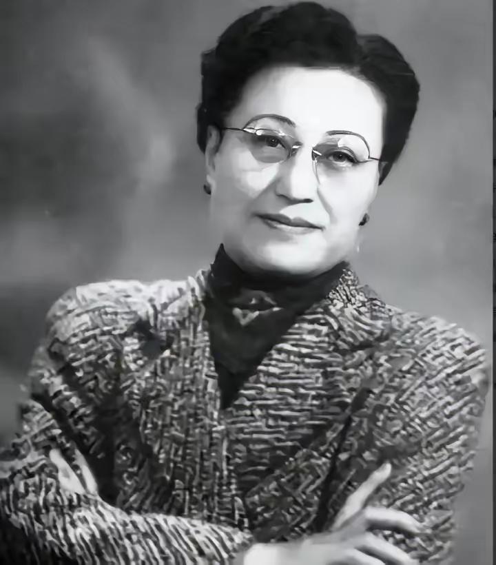 婚后第五天，蒋介石带着新婚妻子陈洁如回老家认祖归宗。正室毛福梅拉着这个15岁的小