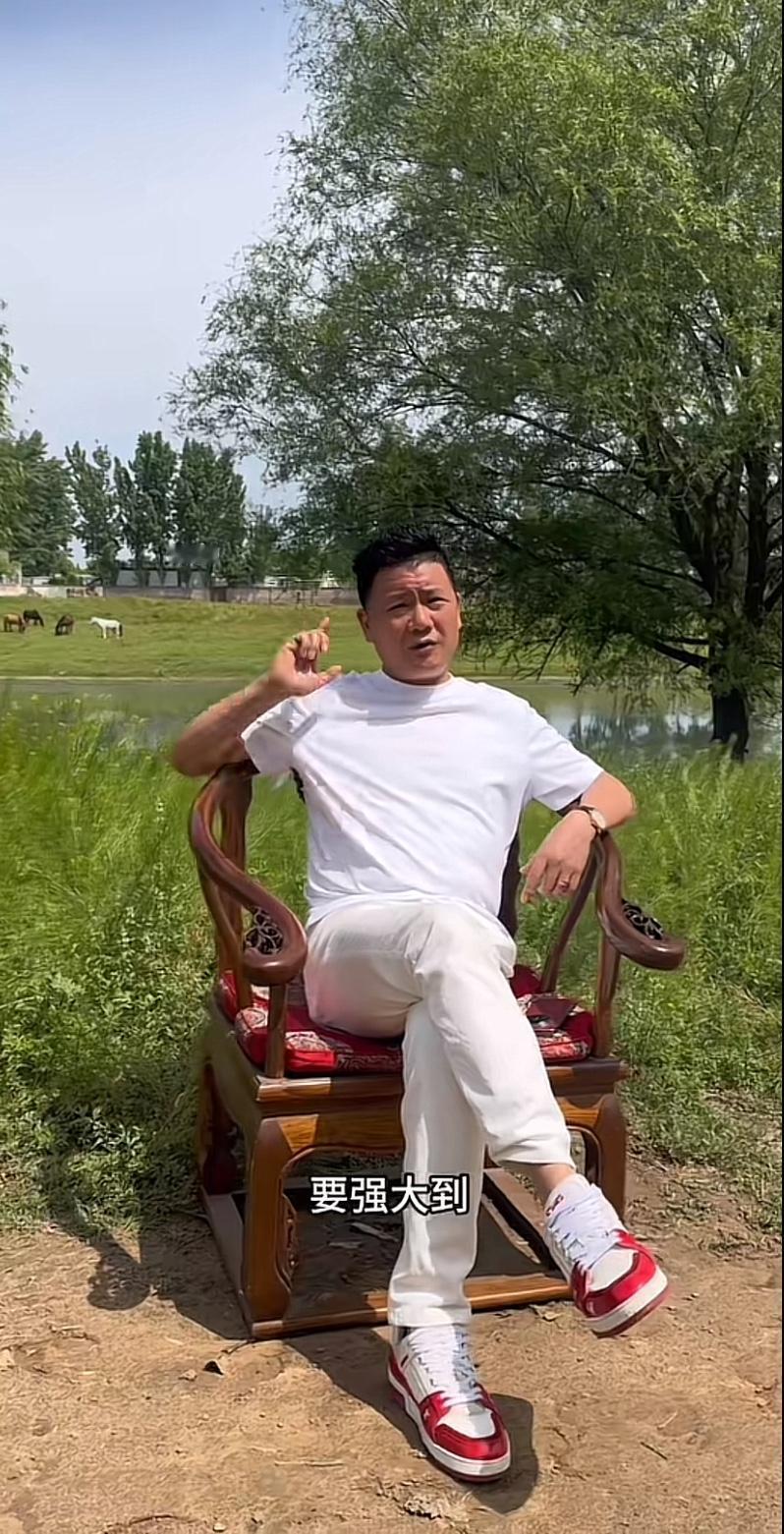 河南中辉哥，为了拍个视频，搬着椅子跑了五公里到这里，坐在椅子上说道：要强大到让别