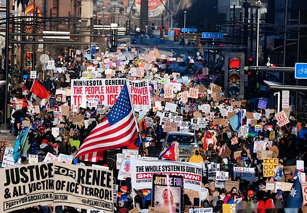 中期选举悬了，特朗普2025年1月重回白宫，到现在刚满一年多，可当初的人气明显撑