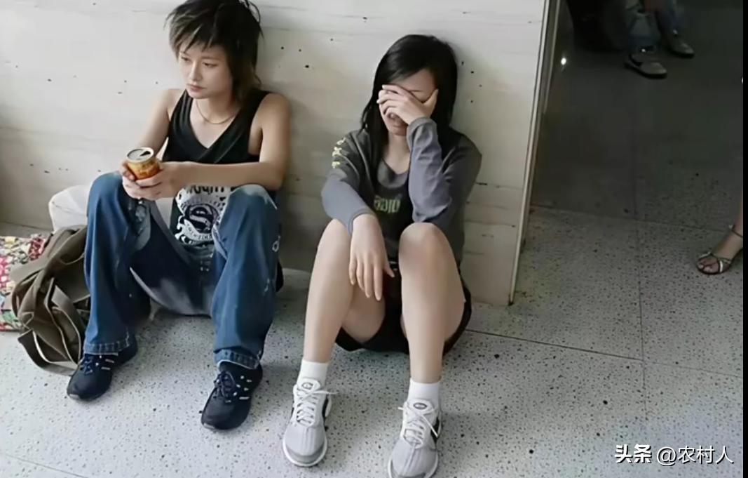 2005年，成名前的李宇春和张靓颖。在成都火车站席地而坐，满脸疲惫。
那时候她们